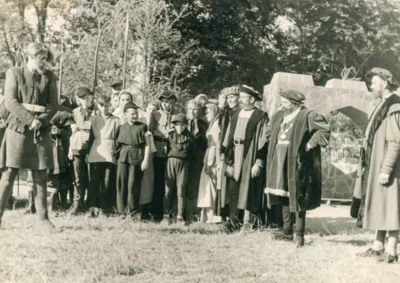 Ein Riese war der Darsteller von Heine Klemens im Theaterstück 1956 auf dem Trappenberg. Foto: Archiv Museum Pritzwalk (Bild vergr&ouml;&szlig;ern)