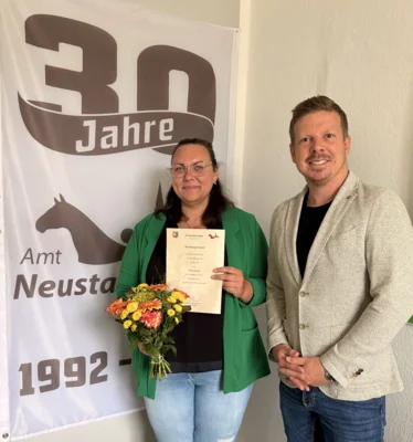 neue Standesbeamtin Frau Porrmann mit Amtsdirektor Herrn Schumacher (Bild vergr&ouml;&szlig;ern)