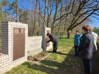 Teilnehmer am Denkmal auf dem Judenfriedhof (Bild vergr&ouml;&szlig;ern)