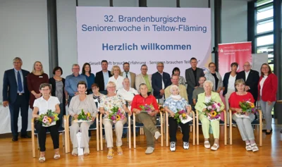 Geehrte Seniorinnen und Senioren und Akteurinnen und Akteure aus Verwaltung und Politik während der Eröffnungsveranstaltung zur brandenburgischen Seniorenwoche. (Bildautor: Landkreis TF) (Bild vergr&ouml;&szlig;ern)