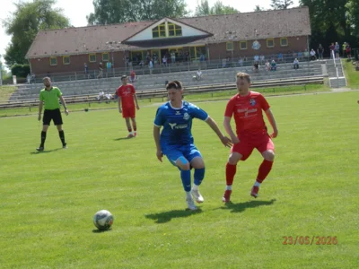 Seenland Mittelfeldspieler Daniel Gertz (r.), hier beim Zweikampf im Bergring-Stadion, erzielte zuletzt in Teterow beim 2:0 Auswärtssieg seinen vierten Saisontreffer. Dahinter beobachten aufmerksam Mitspieler Max Levetzow (r.) und Schiri Sven Peter das Duell. (Bild vergr&ouml;&szlig;ern)