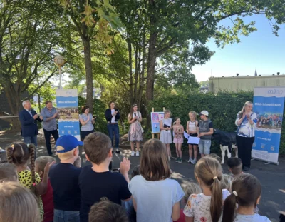 Freude über die Preisübergabe an die Klasse 4a (Bild vergr&ouml;&szlig;ern)