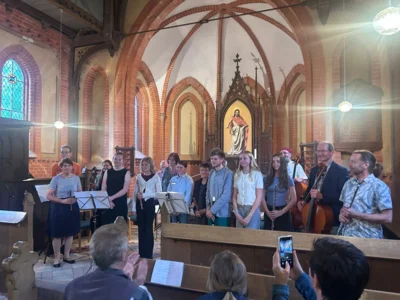 Kräftiger Schlussapplaus für Schüler und Lehrkräfte Foto: Annett Keding