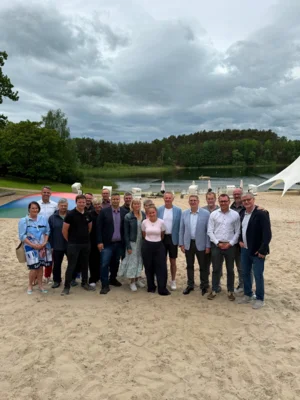Gruppenbild mit Vertretern der Freizeitpark Wittenberge GmbH, der Stadt Wittenberge, der Brandenburgischen Sportjugend sowie Gästen I Foto: Freizeitpark Wittenberge GmbH (Bild vergr&ouml;&szlig;ern)