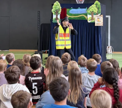 Polizeipuppenbühne für die 1./2. Klassen (Bild vergr&ouml;&szlig;ern)