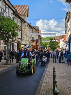 Vereins-Banner weisen in Sontras Straßen auf die BREiTWiESN hin (Bild vergr&ouml;&szlig;ern)