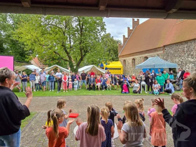 Rund um die Kirche - so wie 2024 - feiern die Falkenhagener mit ihren Gästen am 3. und 4. Juli ein Dorffest. Foto: Stadt Pritzwalk (Bild vergr&ouml;&szlig;ern)