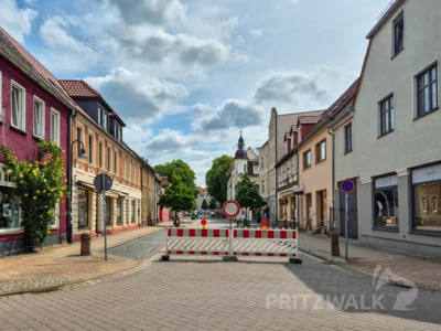 Die Mittelstraße ist schon für den Aufbau des Riesenrades gesperrt. Foto: Stadt Pritzwalk (Bild vergr&ouml;&szlig;ern)