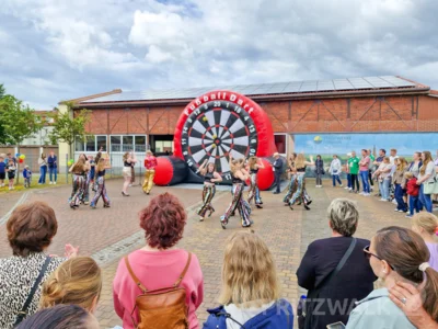 Die 16. Kinotage der Stadtwerke Pritzwalk endeten mit einem bunten Programm beim Abschlussfest auf dem Hof der Stadtwerke in der Gartenstraße.  Foto: Stadt Pritzwalk (Bild vergr&ouml;&szlig;ern)