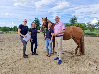 Bürgermeister Dr. Ronald Thiel überreichte den Bewilligungsbescheid an die Vorstandsmitglieder der RSG Pritzwalk, Juliane Schuran (l.), Stina Sperling (2.v.l.) und Janine Gellert. Foto: Stadt Pritzwalk (Bild vergr&ouml;&szlig;ern)