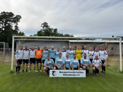 Gruppenbild der Fußballer des Boxsportverein Veritas Wittenberge e.V. mit Mike Balzuweit (unten rechts) I Foto: Boxsportverein Veritas Wittenberge e.V. (Bild vergr&ouml;&szlig;ern)