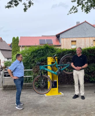 Bürgermeister Obermann und Herr Herda vom ADAC (Bild vergr&ouml;&szlig;ern)
