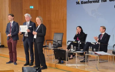 Foto: Verleihung der Urkunde zur Ehrenmitgliedschaft im VDBIO Foto zur Meldung: Erste Ehrenmitgliedschaft des VDBIO verliehen