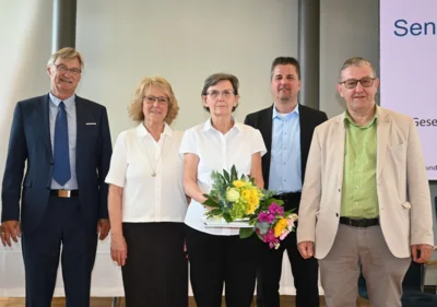 Foto: Ehrung von Isolde Kühl (Mitte) © Landkreis Teltow-Fläming Foto zur Meldung: Seniorenwoche: Ehrung für Isolde Kühl