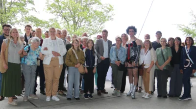 Bildunterschrift: Erster Bürgermeister Nicolas Lahovnik (Bildmitte) begrüßt gemeinsam mit einigen Wunsiedler Stadträtinnen und Stadträte zahlreiche Wunsiedler Neubürger beim Theaterfest auf der Luisenburg. Bildquelle: Frankenpost