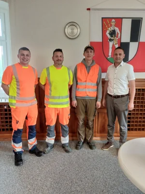 Bild von links: Stellvertretender Bauhofleiter Tobias Langer, Bauhofleiter Hannes Jahn, David Schafrina und Erster Bürgermeister Philip Hohberger (Bild vergr&ouml;&szlig;ern)