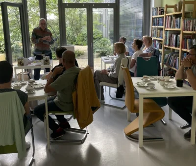 Herr Paris sowie Gäste in der Bibliothek (Bild vergr&ouml;&szlig;ern)