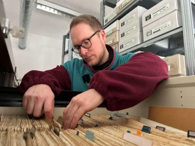Kreisarchivar Calvin Wenner im Kreisarchiv am Standort Calau (Bild: Landkreis OSL/Nora Bielitz) (Bild vergr&ouml;&szlig;ern)