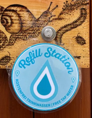 Hinweis auf eine Refill Station, in der es kostenfrei Trinkwasser gibt (Bild vergr&ouml;&szlig;ern)