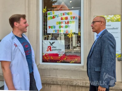 Bürgermeister Dr. Ronald Thiel freut sich über den Gruß zum Stadtgeburtstag an der Adler-Apotheke. Foto: Stadt Pritzwalk (Bild vergr&ouml;&szlig;ern)