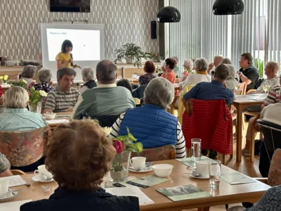 Natasa Djinovic, Fachärztin an der OSG Augen-Tagesklinik informierte die Gäste des Kaffeeplauschs des Seniorenbeirats  I Foto: Marina Lenth (Bild vergr&ouml;&szlig;ern)