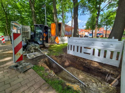 Die Maschine treibt ein Pilotgestänge in den Boden, das beim Herausziehen das Kabelschutzrohr mitnimmt. Foto: Stadt Pritzwalk (Bild vergr&ouml;&szlig;ern)
