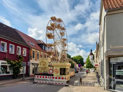 Das gab es noch nie: Ein Riesenrad wird drei Tage lang in der Mittelstra-ße seine Kreise drehen. Foto: Stadt Pritzwalk (Bild vergr&ouml;&szlig;ern)