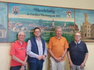 Reinhold Popp (2. v. re.) und Hans-Peter Schwarz (li.) mit dem Meuselwitzer Bürgermeister und N. Fritsch