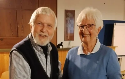 Ehrung für 20 Jahre Leitung AK Kinder- und Jugendtheater. v.l.n.r.: Helmuth Kern, Rose Schäfer Foto: Gerd Lohrmann (Bild vergr&ouml;&szlig;ern)