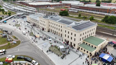 Blick auf das sanierte Bahnhofsempfangsgebäude I Foto: Andreas Kämpfe (Bild vergr&ouml;&szlig;ern)