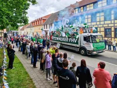 Spaß an der Strecke: Den Festumzug durch Pritzwalk blieb gestalteten 77 verschiedene Gruppen mit. Foto: Stadt Pritzwalk (Bild vergr&ouml;&szlig;ern)