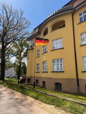 Flagge vor dem Amtsgebäude (Bild vergr&ouml;&szlig;ern)