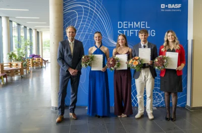 Engagement findet Anerkennung – Die Dehmel-Stiftung ehrt 4 Lausitzer Abiturienten mit Stipendium (Bild: Emil-Fischer-Gymnasium Schwarzheide) (Bild vergr&ouml;&szlig;ern)