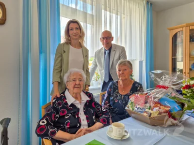 Christa Krieg freute sich über Glückwünsche von Bürgermeister Dr. Ronald Thiel zu ihrem 100. Geburtstag am 13. Juni. Foto: Stadt Pritzwalk (Bild vergr&ouml;&szlig;ern)