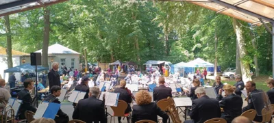 Regen konnte der guten Stimmung in Damsdorf nichts anhaben (Bild vergr&ouml;&szlig;ern)