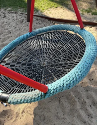 Wurde gestohlen - die Nestschaukel vom Spielplatz Goetheplatz (Bild vergr&ouml;&szlig;ern)