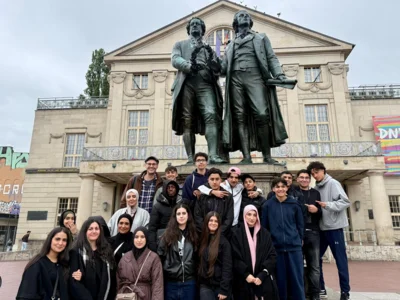 10.4 vor Statue von Goethe und Schiller in Weimar (Bild vergr&ouml;&szlig;ern)