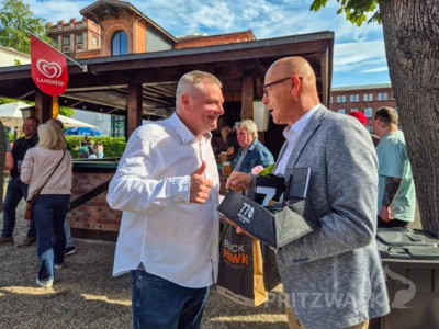 Rene Wolf nimmt am Eingang zum Biergarten Glückwünsche der Gäste entgegen – auch von Bürgermeister Dr. Ronald Thiel. Foto: Stadt Pritz-walk (Bild vergr&ouml;&szlig;ern)