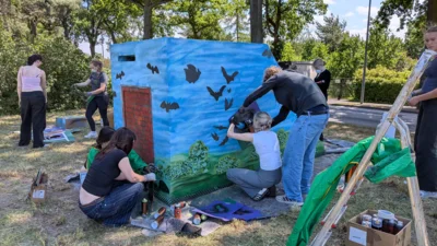 Schülerinnen und Schüler des Marie-Curie-Gymnasiums gestalteten am 17. Juni zusammen mit Kunstlehrerin Kathrin Lockenvitz den Eingangsbereich des Fledermausquartiers an der Lenzener Chaussee I Foto: Kathrin Lockenvitz (Bild vergr&ouml;&szlig;ern)