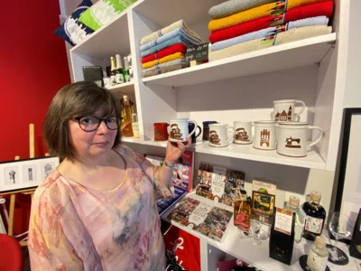Mitarbeiterin Touristinformation Sylvia Kieke mit den neuen Tassen © Stadt Wittenberge (Bild vergr&ouml;&szlig;ern)