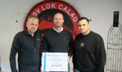 Foto: 150 Euro für 75 Jahre 1. SV Lok Calau durften Vereinspräsident Torsten Schreiber (links) und Geschäftsführer Felix Gebauer (rechts) vom Bürgermeister entgegennehmen. Foto: Stadt Calau / Jan Hornhauer Foto zur Meldung: Zum 75. Lok-Geburtstag gratuliert nächste Woche der FC Energie