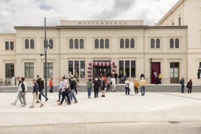 Gäste vor dem sanierten Bahnhofsempfangsgebäude I Foto: Jens Wegner (Bild vergr&ouml;&szlig;ern)