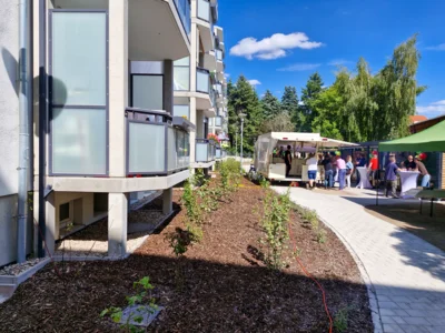 Die Modernisierung des ehemaligen Polizeiblocks in der Jahnstraße 17 bis 21 in Pritzwalk ist abgeschlossen und wurde mit einem Mieterfest gefeiert. Foto: Stadt Pritzwalk (Bild vergr&ouml;&szlig;ern)