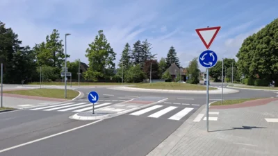 Foto: L214: Hier haben Fußgänger und Radfahrer jetzt Vorfahrt (Foto: AmtFA Andreas Hansen) Foto zur Meldung: L214: ACHTUNG Neue Vorfahrtregelung am Kreisel Boldixumer Straße in Wyk