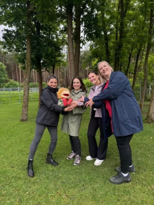 Foto v.l.: Staffelstabübergabe im Pflegekinderdienst des Landkreises OSL: Beate Kubiak überreicht Seelentröster „Pelle“ an Meike Wiesenhütter, Studentin Emily Steffen und Annett Gerber-Hilm. Foto: Landkreis OSL/Janett Neumann) (Bild vergr&ouml;&szlig;ern)