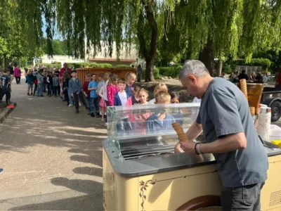 Foto: Der Chef Antonio vom Eiscafé Cortina war persönlich gekommen. Foto zur Meldung: Juhu, der Eiswagen !
