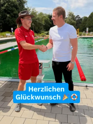Sascha und Amtsdirektor vor dem Schwimmbecken (Bild vergr&ouml;&szlig;ern)