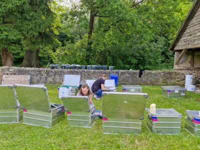 Ihre Ausrüstung bringen die KulturGutRetter in großen Aluminiumkisten mit. Foto: Stadt Pritzwalk (Bild vergr&ouml;&szlig;ern)