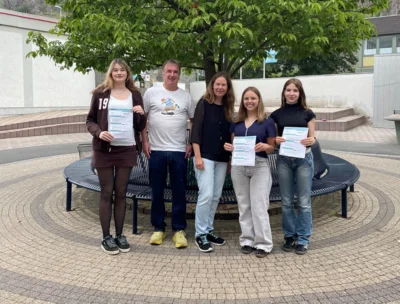 Mit Juliane Winterwerber (links), Laura Andersohn (zweite von rechts) und Leya Reitberger (rechts) wurden die drei besten Schülerinnen von Schulleiterin Janina Wolf ausgezeichnet (Bild vergr&ouml;&szlig;ern)