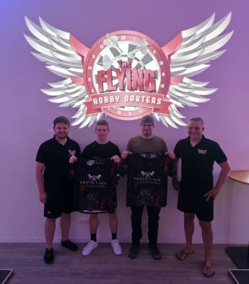 Verstärken in der neuen Saison die Dartteams des FC Rennertshofen: Nico Rödl (2. v. l.) und Kevin Kaehler (2. v. r.) (Bildnachweis: FCR) (Bild vergr&ouml;&szlig;ern)